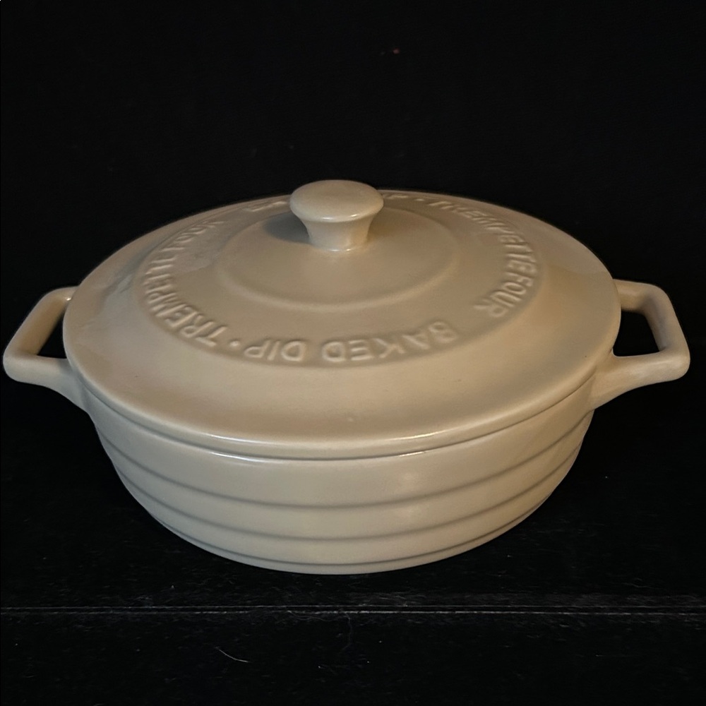 Le Creuset Cream Stoneware Covered Dish Flawless Condition pristine